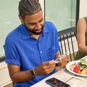 Man adjusting InPen smart insulin pen
