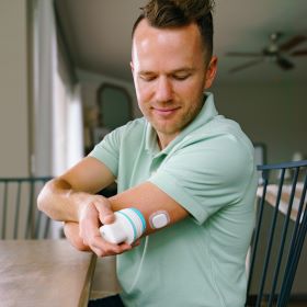 Man inserting Simplera sensor